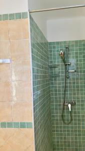 Écrin de nature , centre-ville et campagne, appart 2 chambres, grand jardin, en Provence verte