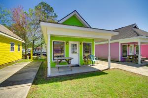 Charming Biloxi Studio w/ Community Pool & Lake!