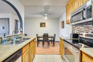 WFH-Friendly Las Vegas Condo 2 Mi to Strip!