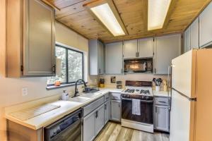 2 Mi to Mi-Wuk Village: Cabin w Large Deck
