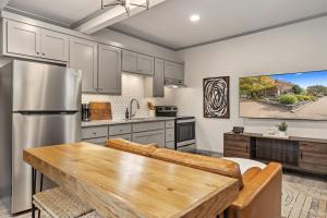 Apt on Town Square - Ultimate DT Fay Location