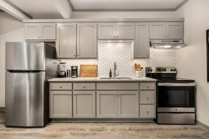 Apt on Town Square - Ultimate DT Fay Location