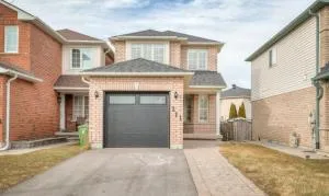 Cozy house near HWY401 & Go station in Scarborough - Pickering