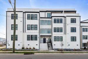 Modern Nations Condo - Walkable - 5 Mi Downtown