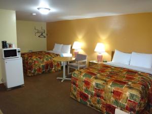Deluxe Queen Room with Two Queen Beds room in Tri State Motel