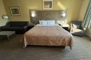 Quality Inn near I-72 and Hwy 51 - 布卢明顿