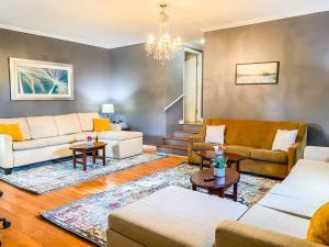 Cardinal Aerie- 5 mins from Rainbow Mountain Hiking Trails