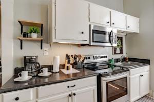 Mins from Downtown & Dining, Dauphin Darling 2