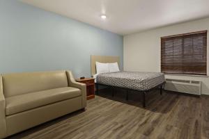 Queen Room with Sofa Bed - Non-Smoking room in WoodSpring Suites Macon North