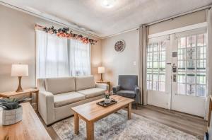 Near Shopping & Dining- Magic in Midtown- Unit B