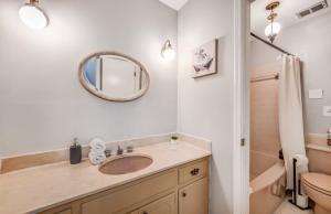 Near the Airport and Graceland Holmesdale Hideout