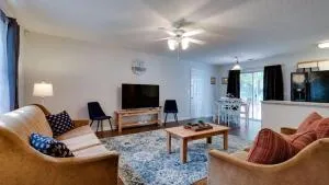 Coastal Haven- 10 mins to Gardens, 20 mins to Downtown! - 列治文山