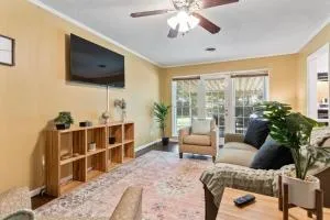 Firepit & Patio- Mins to Dining- The Vaughnique - Ramer