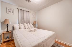 Near Parks & Shopping- Hickory Ridge Hideaway