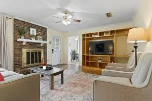 Large Fenced Yard near Midtown- Shamrock Stay - Ramer