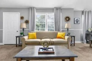 Near Hospital & Dining- Beds on Broadmoor - Unit A - Leeds