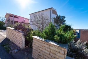 Apartments with a parking space Rovanjska, Paklenica - 22989 