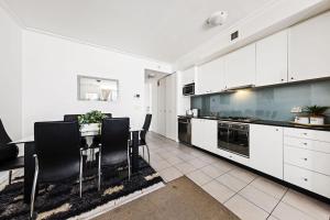 A Cozy Apt for 6 Right Next to Darling Harbour