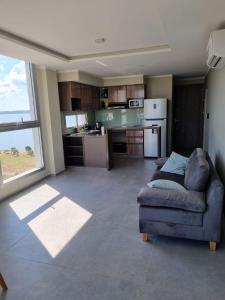 Departamento nuevo 2 habitaciones 2 baños y balcón 95m2 Piso alto sobre la costanera