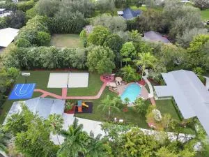 Spacious 8BR with Guesthouse, Pool & Tons of Games - Southwest Ranches