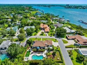 Luxury 8-BR Villa w Heated pool & Soccer field - 20 Guests! - Walsingham