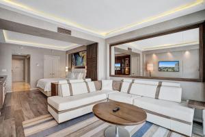 Coastal studio w hot tub gym access