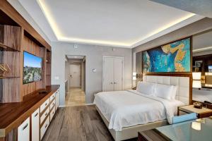 Coastal studio w hot tub gym access