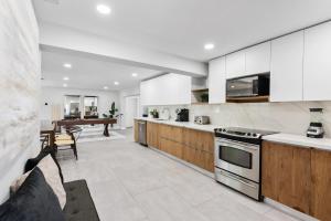 Spacious home wpool fire pit grill