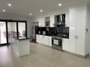 Lux Modern 4 Bedroom House Central CBD