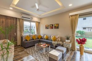 ELIVAAS 2 BHK Pet Friendly Villa with Pvt Pool - Heaven in Hill