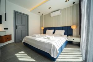 Spacious & private 4-bedroom villa with sea views, centrally located