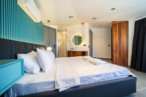 Spacious & private 4-bedroom villa with sea views, centrally located