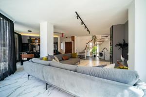 Spacious & private 4-bedroom villa with sea views, centrally located