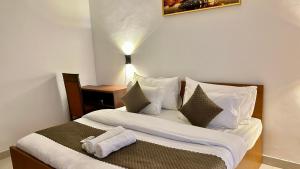 Aura Luxury Studio I Couple Friendly I Near Golf Course Road, Sector 57, Gurgaon