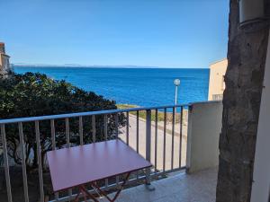 Appartement vue mer à 1 min à pied des plages avec parking privé