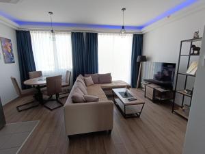 18th & 16h Floor Secure Luxury Condos With Pool & Fitness Included In Price