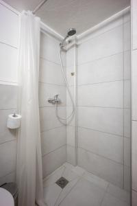 Acropolis Delux 1st FLR Aprt up 4 guests by LODGESPOT