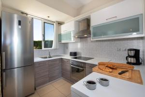 Gabriel apartment with a shared pool close to the beach