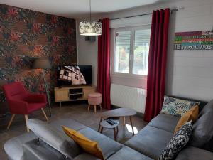 Entre Lacs Et Montagnes , Maison 3 chambres, terrain, lits préparés, parking et ménage inclus, accès autonome possible à toute heure