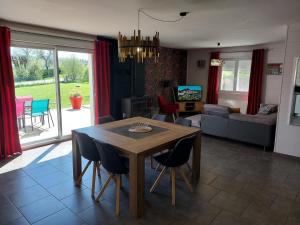 Entre Lacs Et Montagnes , Maison 3 chambres, terrain, lits préparés, parking et ménage inclus, accès autonome possible à toute heure