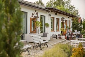 Forteca, pokoje gościnne nad stawem