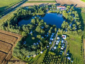 Forteca, pokoje gościnne nad stawem