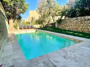 Unique Farmhouse-4 double bedroom, quiet w/views - Għammar