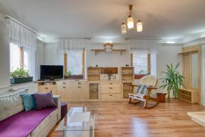 Farmhouse Blackberry Pool & Wellness- Happy Rentals