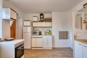 Farmhouse Blackberry Pool & Wellness- Happy Rentals