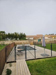 Villas Vaste demeure avec piscine, a 14 km de la mer. : photos des chambres