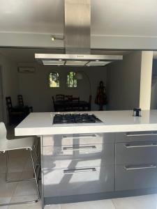 Ibis - villa avec piscine, jardin et parking