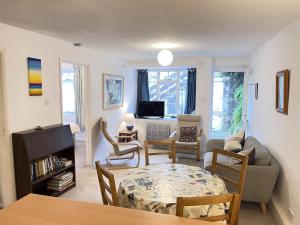 3 Redfern Court