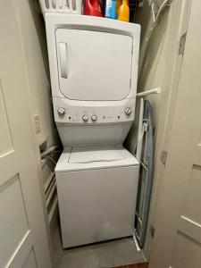 Downtown Condo*Balcony*River*Pet Friendly*Beach