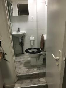 Sejours chez l'habitant Chambre lit une personne, espaces partages, 10km de Paris, 2km du metro : photos des chambres